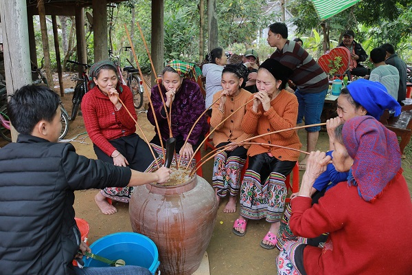 Ngày xuân nói chuyện uống rượu cần của người Thái ở miền Tây xứ Nghệ